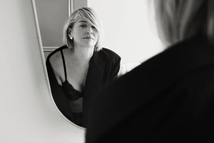Aos 61, Sharon Stone posa de lingerie e comenta preconceito com pessoas bonitas