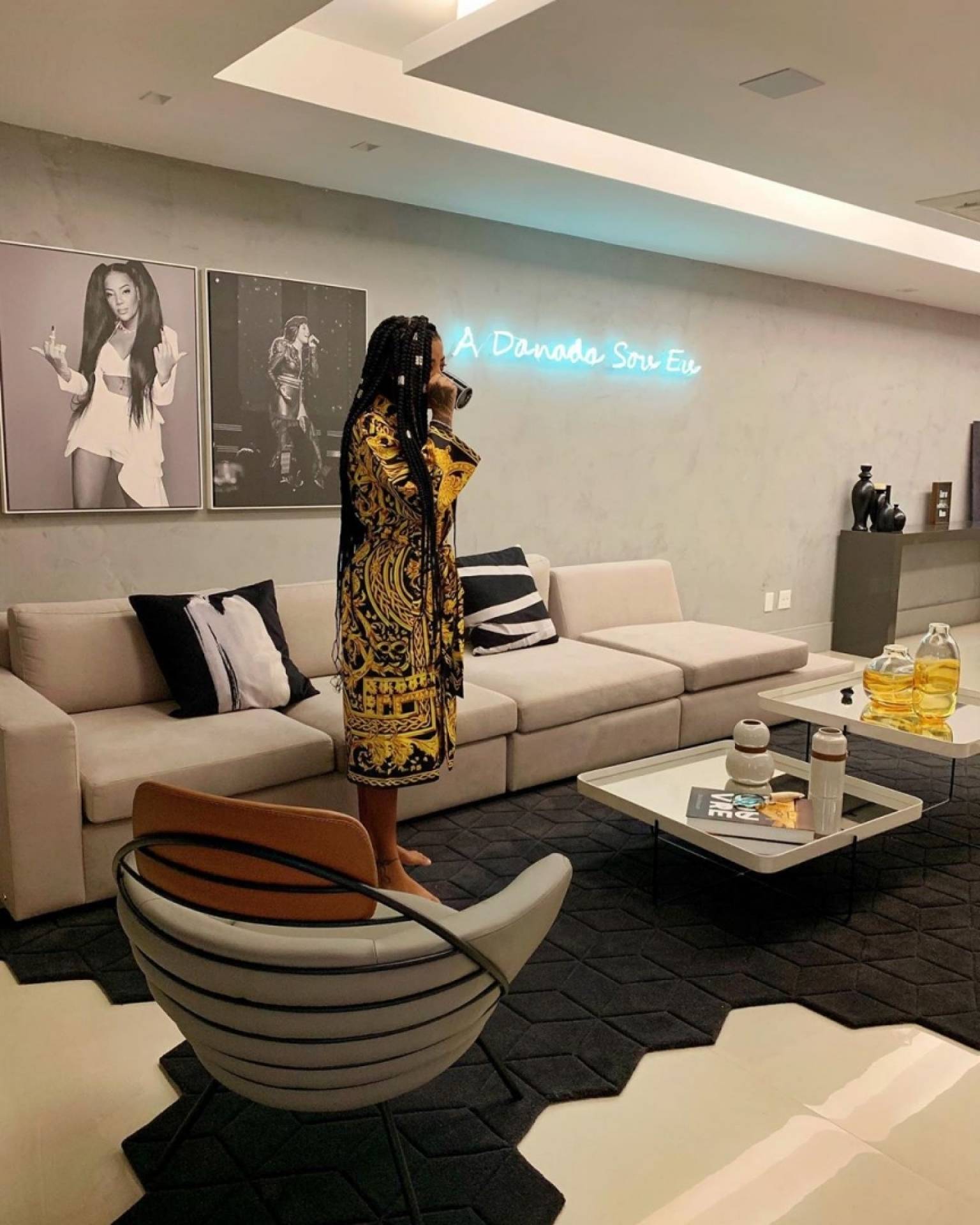 Ludmilla mostra detalhes da nova mansão