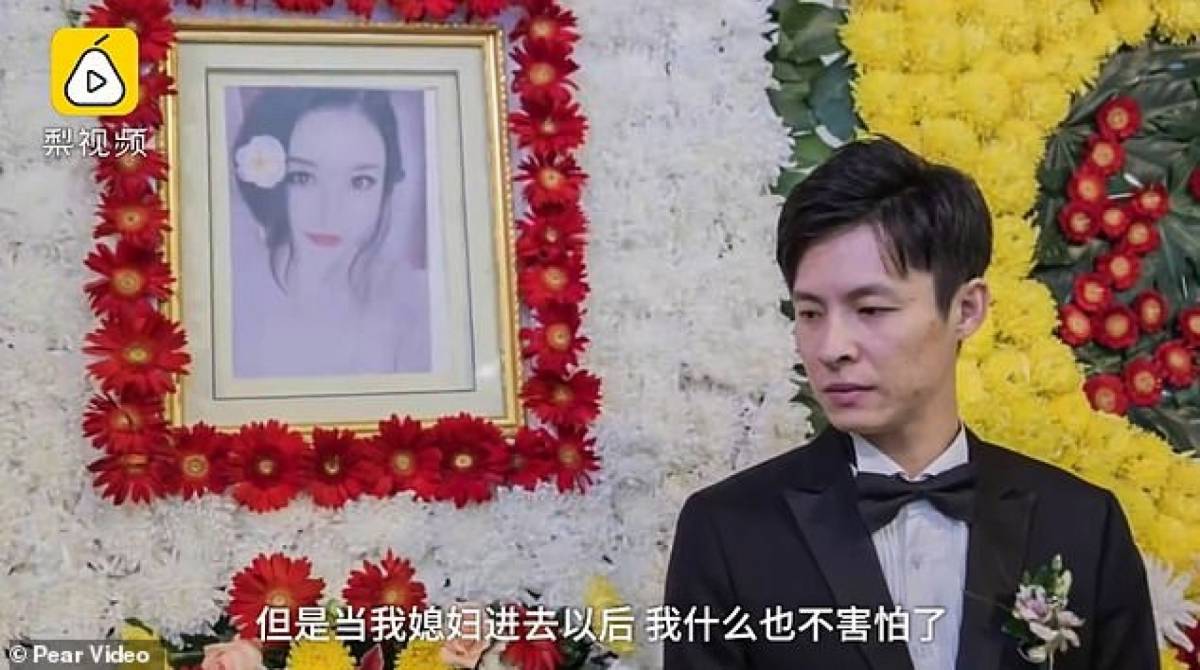 A cerim&ocirc;nia especial aconteceu na manh&atilde; de s&aacute;bado no sal&atilde;o funer&aacute;rio de Dalian, no leste da China - Reprodução/ Pear Video