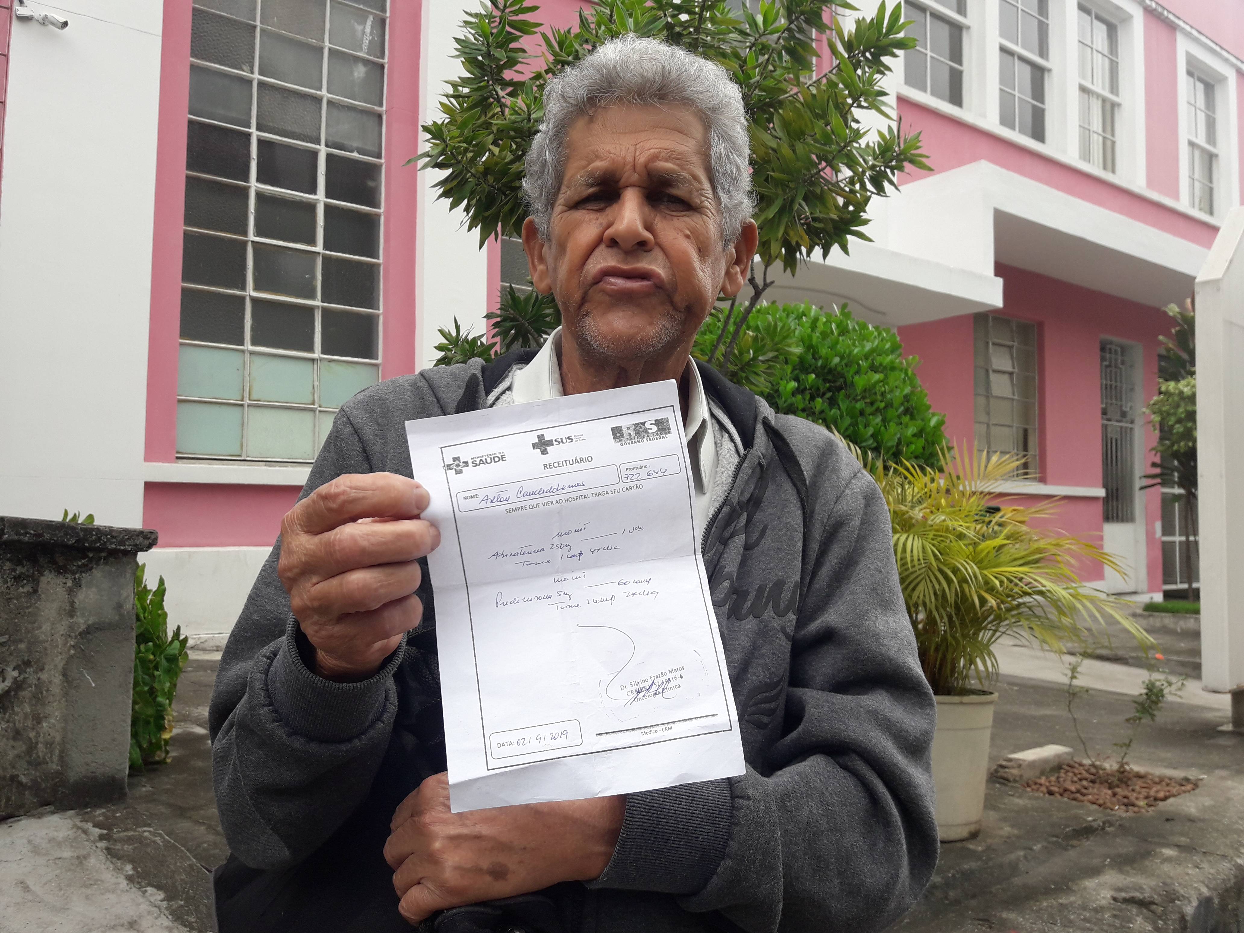Pacientes com câncer têm o tratamento interrompido por falta de medicamentos no Hospital Federal do Andaraí. Na foto, Aílton Cândido Lemos, de 77 anos