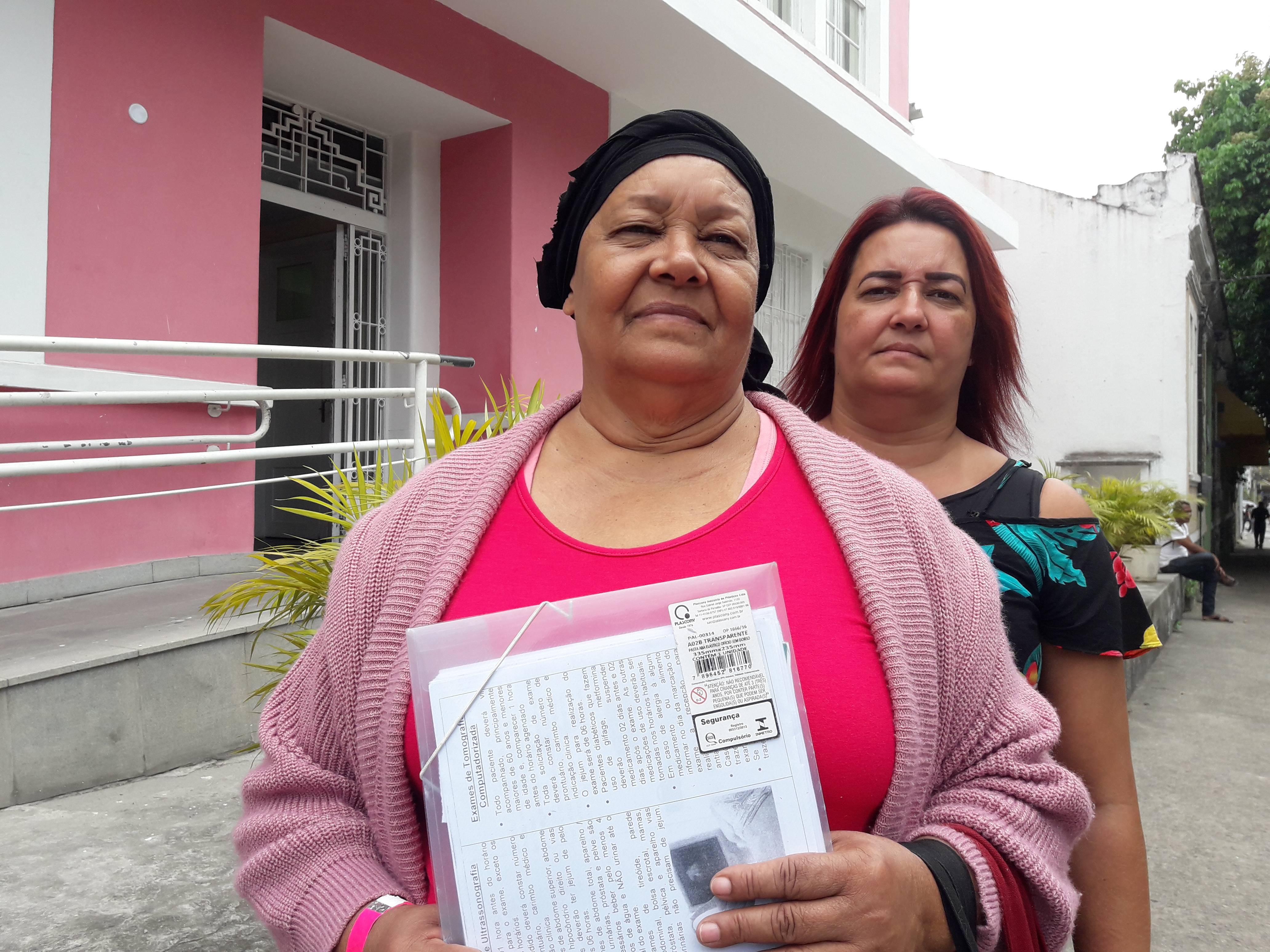 Pacientes com cÃ¢ncer tÃªm o tratamento interrompido por falta de medicamentos no Hospital Federal do AndaraÃ­. Na foto, paciente SÃŽnia Cristina de Souza, de 62 anos, com a filho Katiucia Alves, de 41