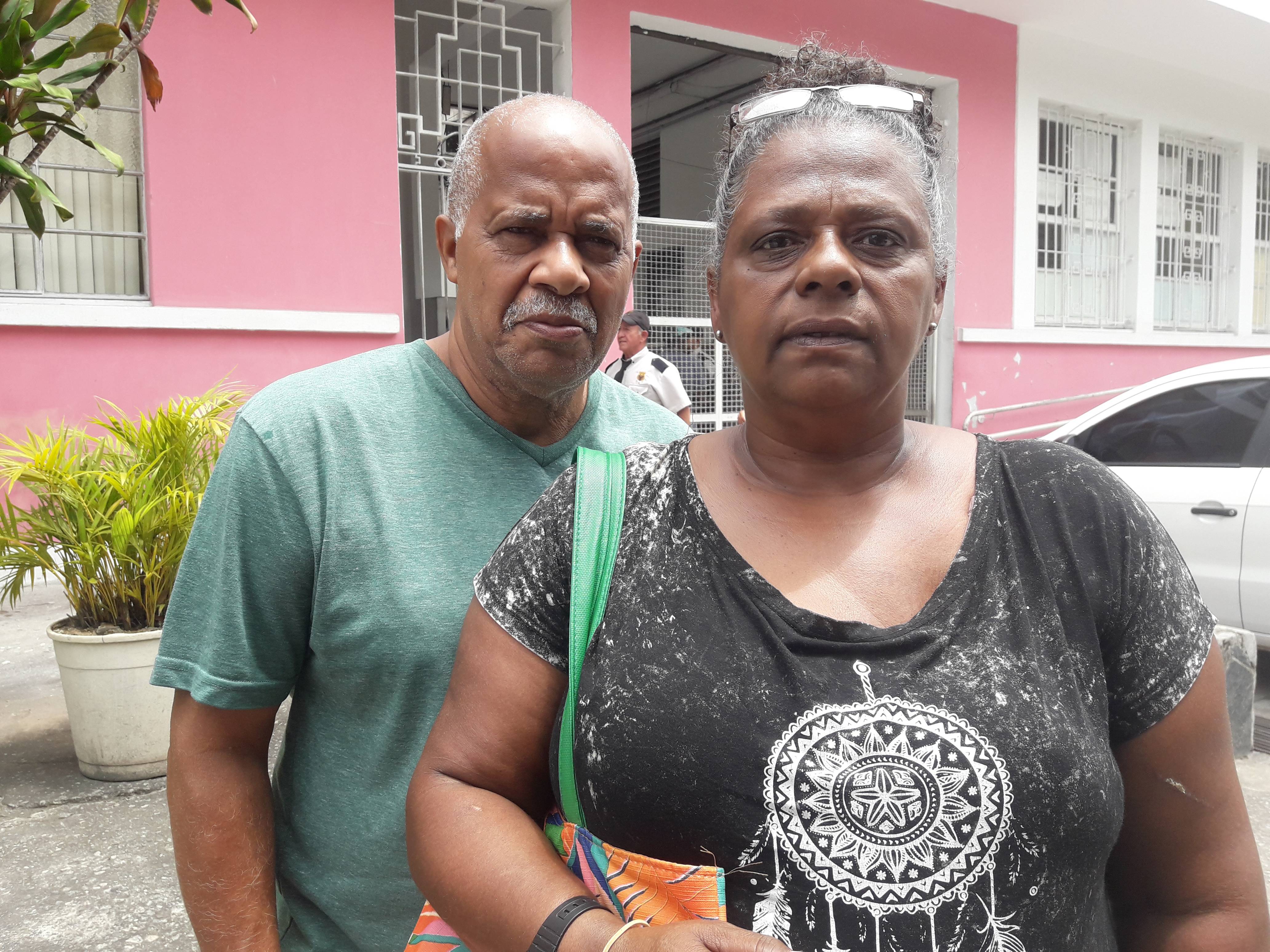Pacientes com câncer têm o tratamento interrompido por falta de medicamentos no Hospital Federal do Andaraí. Na foto, paciente Maria Lúcia dos Santos, de 58 anos, com a filho Katiucia Alves, de 41