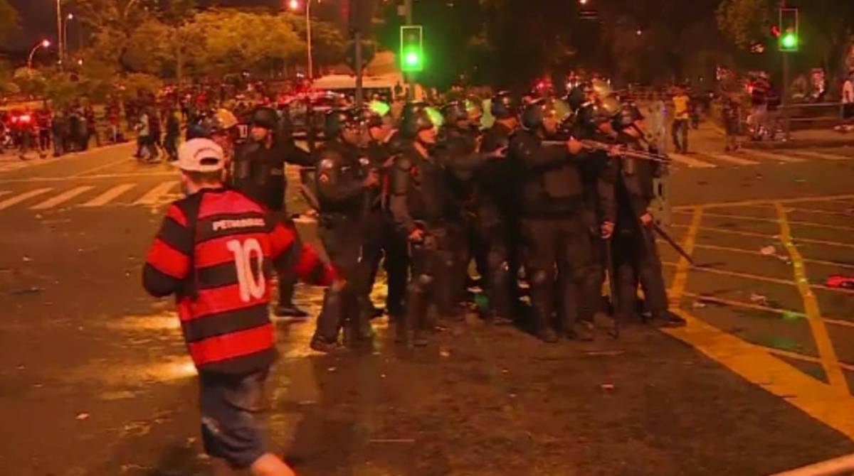 No entorno do Maracanã, torcedores forçaram entrada na área de segurança. A polícia reagiu com bombas - Reprodução / TV Globo 