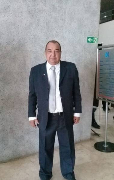 Carlinhos era muito querido no bairro. O filho Leonardo (no detalhe) afirmou: 'Ajudava muita gente' - Reprodução DO Facebook