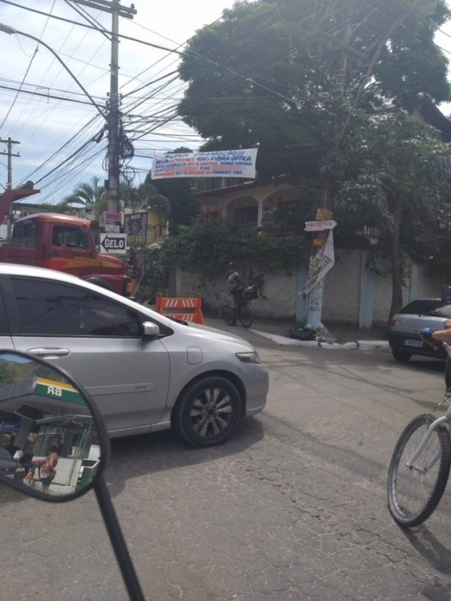 Após matéria do DIA, criminosos retiraram faixas com oferta de serviço - WhatsApp O Dia