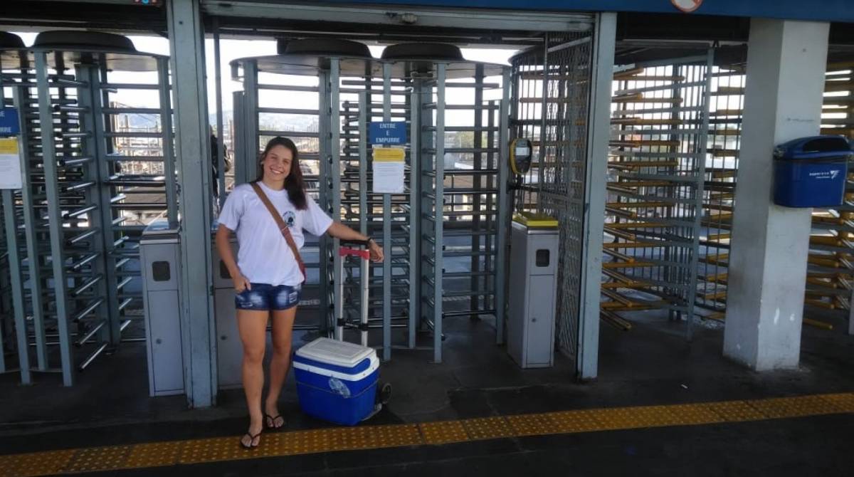 Caxiense fatura cinturão do MMA e vende trufas no trem