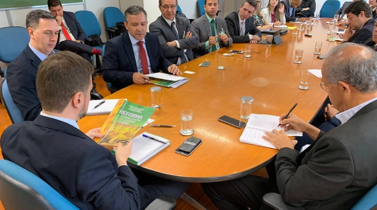 Em 2019, o secret&aacute;rio de Gest&atilde;o de Pessoal, Wagner Lenhart (de costas), se reuniu presencialmente com integrantes do Fonacate  - Divulga&ccedil;&atilde;o/ Fonacate