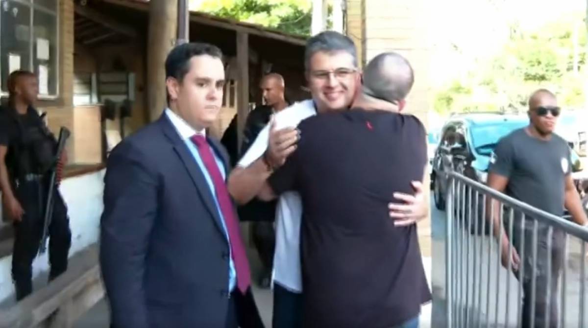 Deputado Andr&eacute; Corr&ecirc;a (DEM) ao deixar pres&iacute;dio de Bangu 8, no Complexo Penitenci&aacute;rio de Gericino