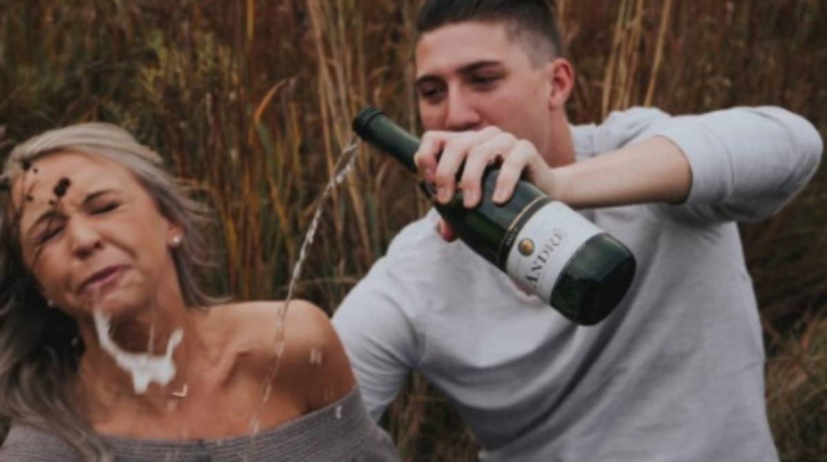 Casal resolveu reproduzir uma foto romântica para celebrar o noivado, mas o resultado não foi o esperado
- Reprodução / Twitter