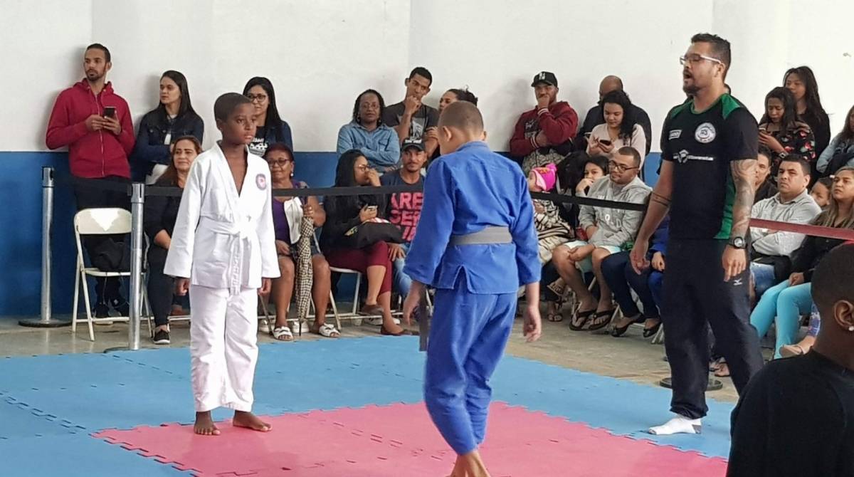 Alunos têm aulas de judô gratuitas