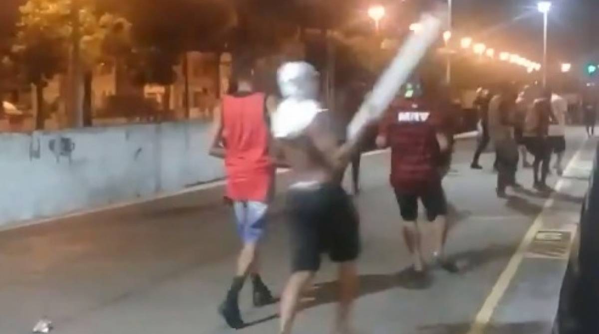 Torcedores do Flamengo foram flagrados depredando um trem na estação Campo Grande - Reprodução Vídeo/Divulgação