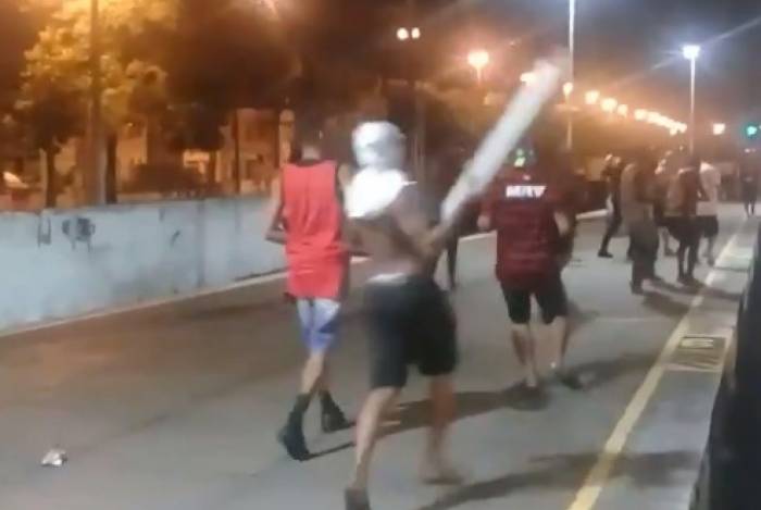 V&iacute;deo: tr&ecirc;s trens da SuperVia s&atilde;o vandalizados ap&oacute;s jogo do Flamengo pela Libertadores