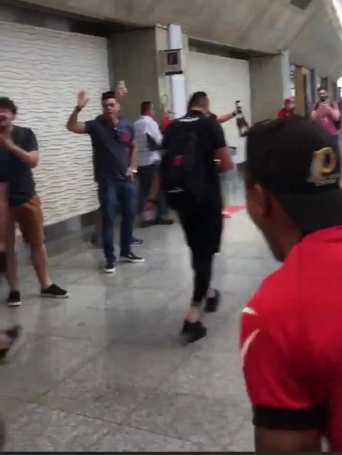Jogadores passam por corredor rubro-negro