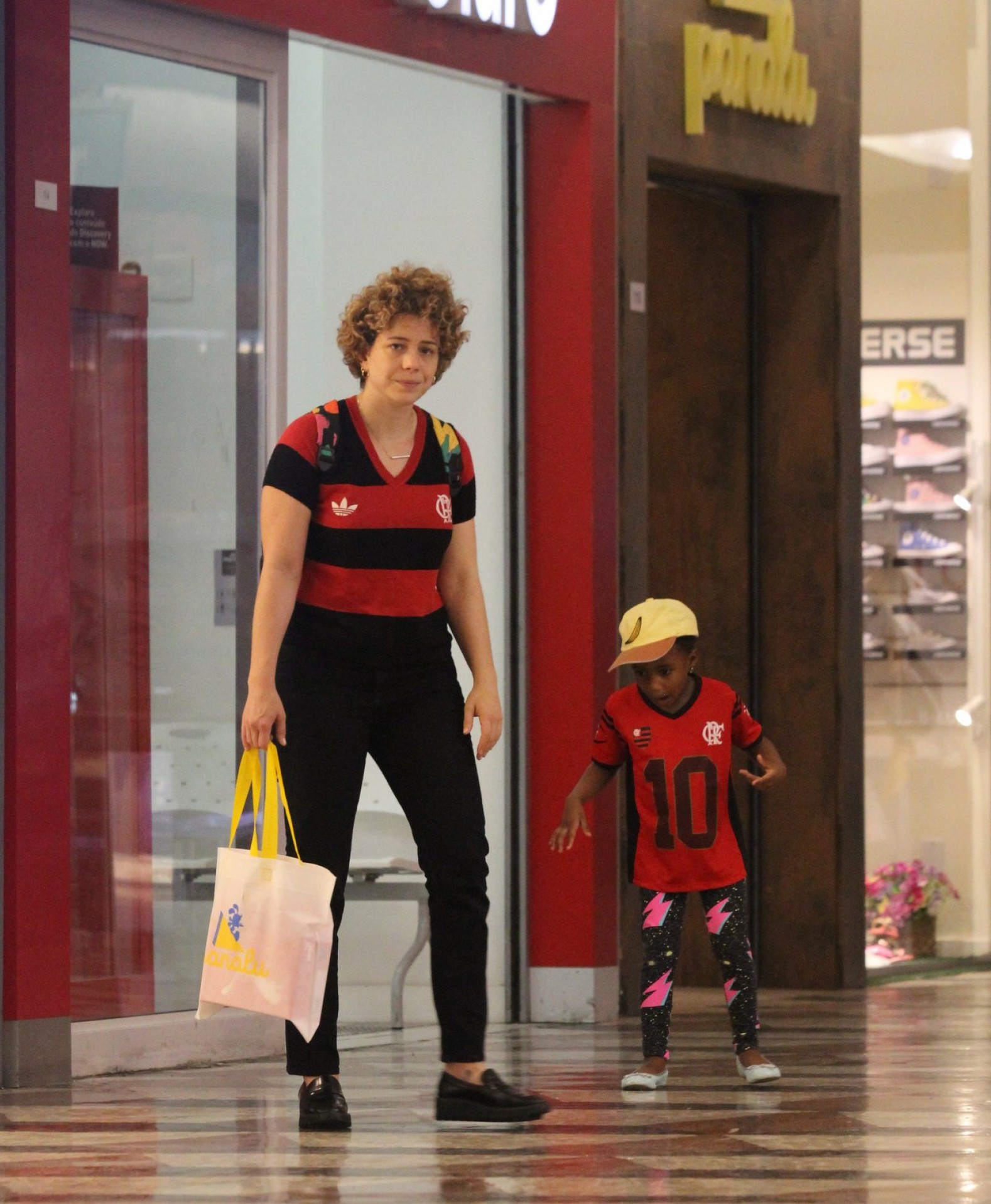 Leandra Leal e a filha, Julia, passeiam no shopping usando a camisa do Flamengo - Ag. News