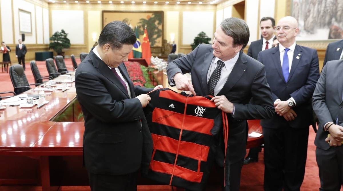 Jair Bolsonaro presenteia Xi Jinping com camisa do Flamengo - AFP