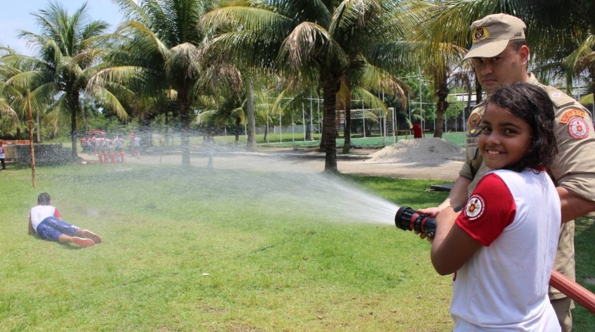 Os estudantes aprenderam a prevenir e combater incêndios, mas também se divertiram