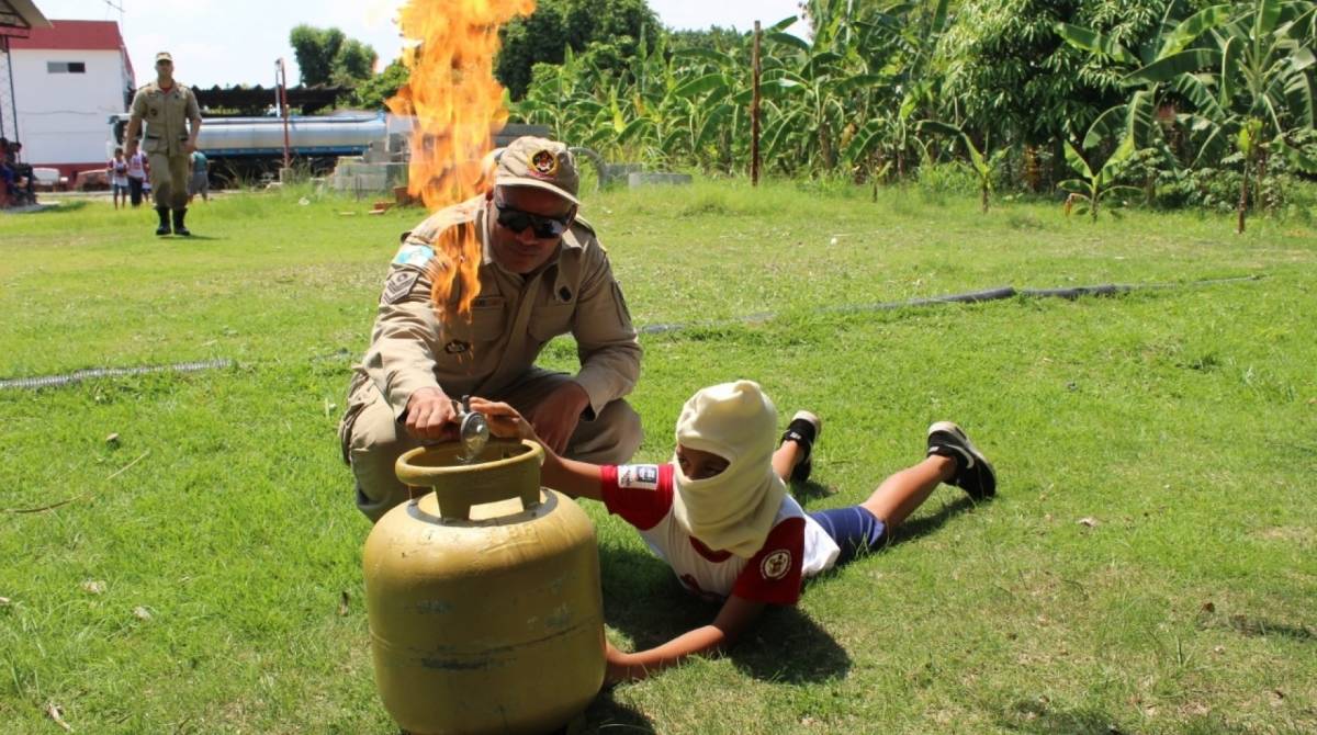 Os bombeiros ensinam as crianças e jovens como prevenir incêndio - Divulgação