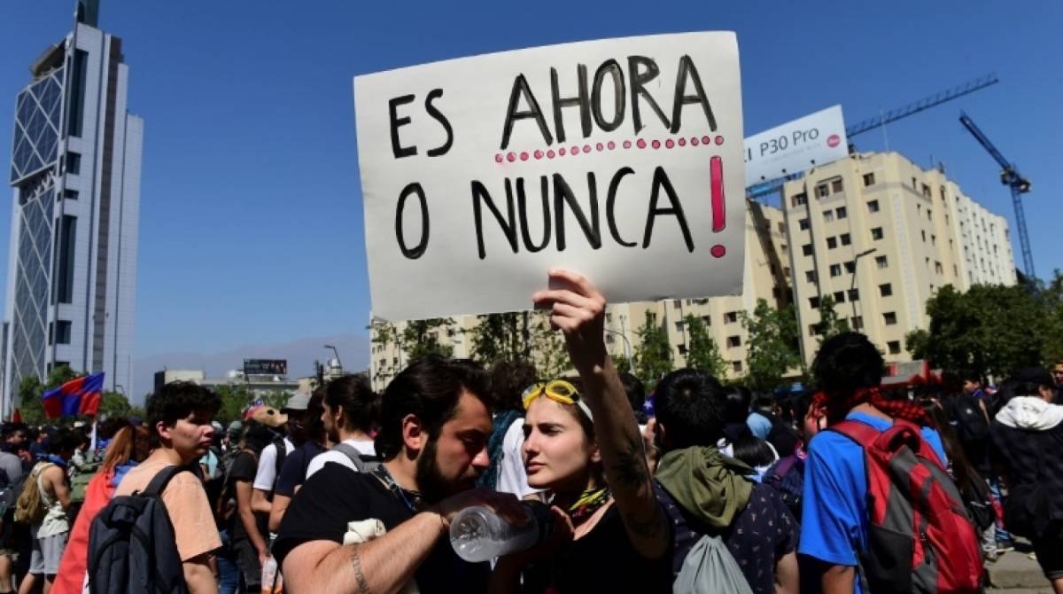 Mais cedo, centenas de manifestantes tentaram entrar na sede do Congresso e foram violentamente dispersados com g&aacute;s lacrimog&ecirc;neo - AFP