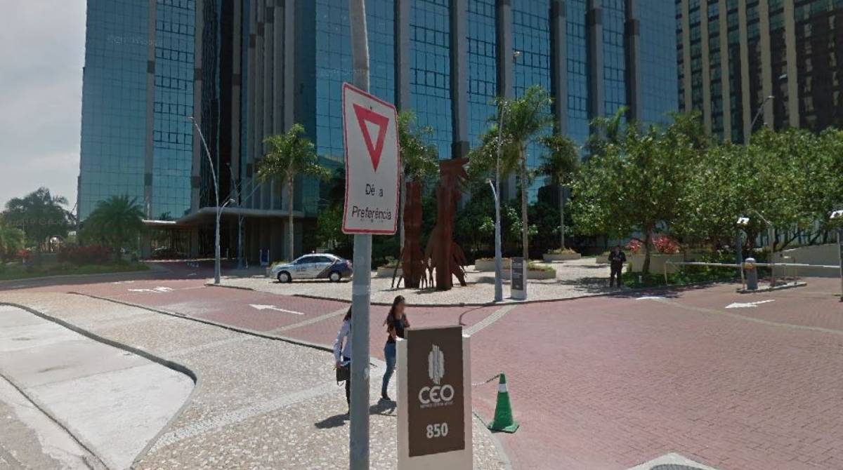 Sala comercial teria sido atingido por chamas na tarde desta sexta-feira - Reprodução/Google Street View