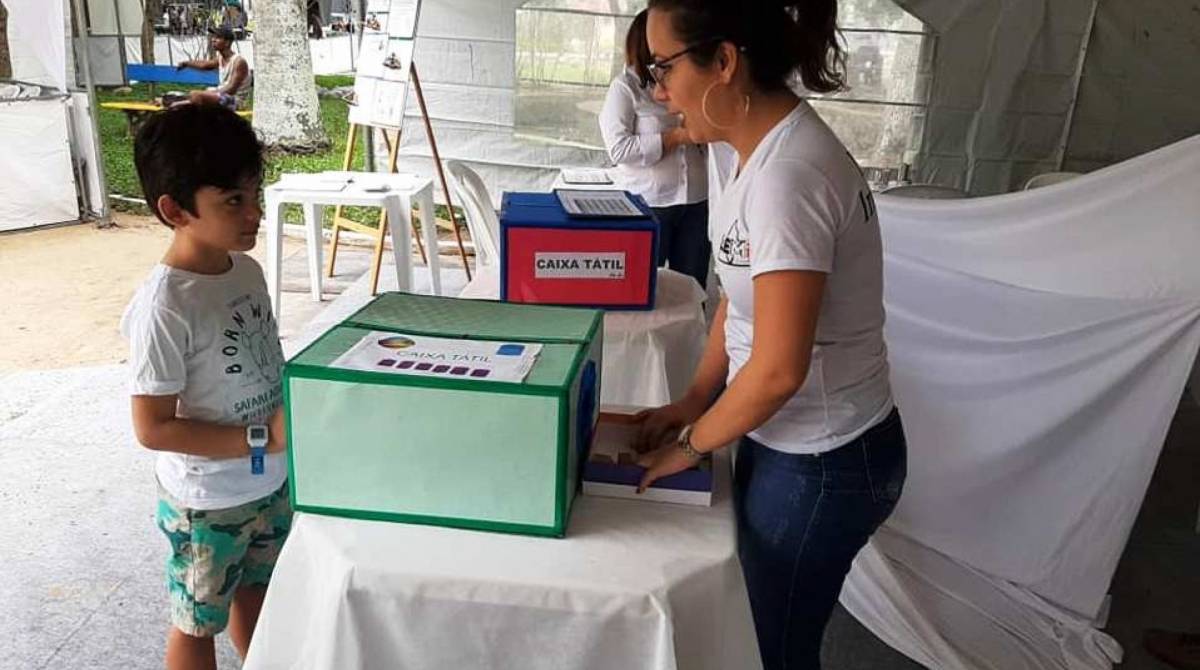 O stand do Laboratório de Matemática Interativa de Macaé atraiu o interesse especialmente das crianças, na Semana de Ciência e Tecnologia de Campos - Divulgação prefeitura de Macaé