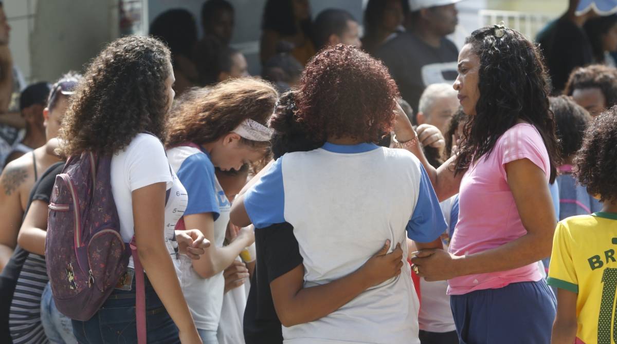 Rio de Janeiro - RJ  - 25/10/2019 - Sepultamento -  Foi sepultada na tarde de hoje, Lorrana Madalena da Luz, no cemiterio tanque do Anil, em Duque de Caxias, Baixada Fluminense -  foto: Reginaldo Pimenta / Agencia O Dia