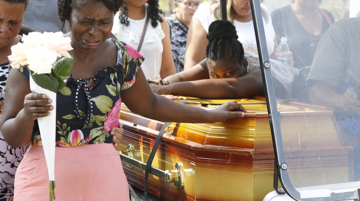 Foi sepultada na tarde de hoje, Lorrana Madalena da Luz, no cemit&eacute;rio Tanque do Anil, em Duque de Caxias, Baixada Fluminense  - Reginaldo Pimenta