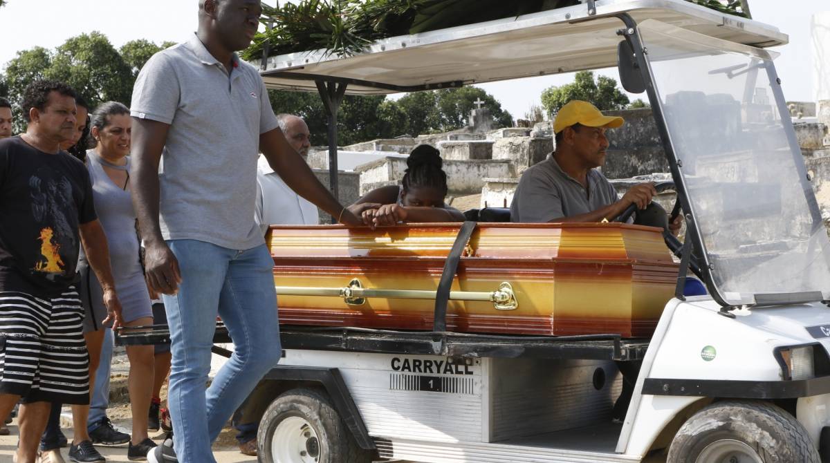 Rio de Janeiro - RJ  - 25/10/2019 - Sepultamento -  Foi sepultada na tarde de hoje, Lorrana Madalena da Luz, no cemiterio tanque do Anil, em Duque de Caxias, Baixada Fluminense -  foto: Reginaldo Pimenta / Agencia O Dia