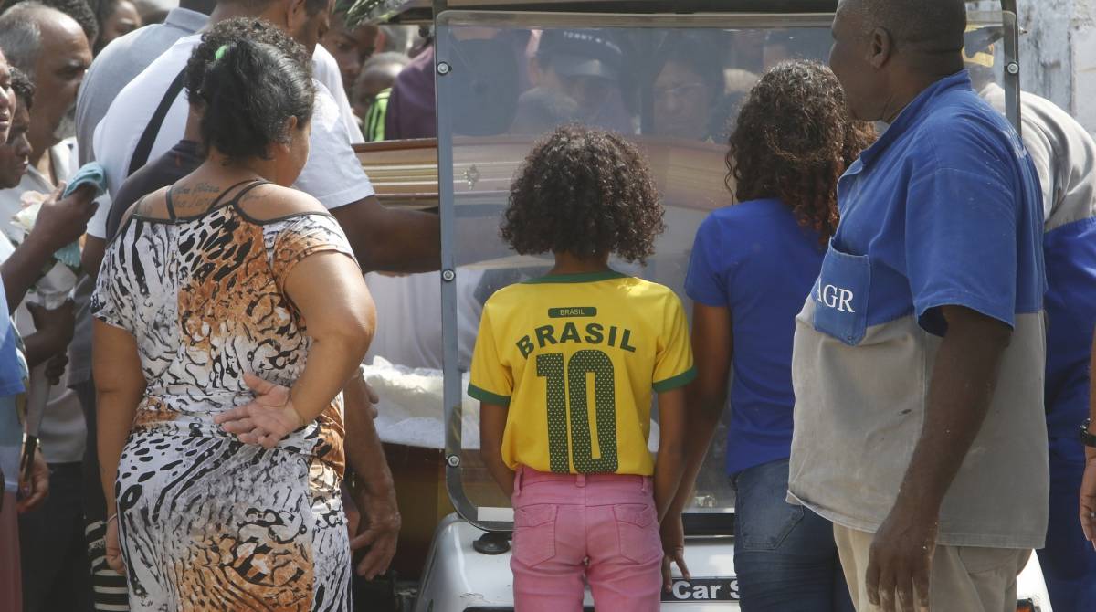 Rio de Janeiro - RJ  - 25/10/2019 - Sepultamento -  Foi sepultada na tarde de hoje, Lorrana Madalena da Luz, no cemiterio tanque do Anil, em Duque de Caxias, Baixada Fluminense -  foto: Reginaldo Pimenta / Agencia O Dia