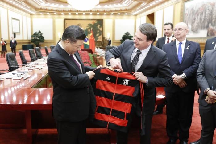 Jair Bolsonaro presenteia Xi Jinping com camisa do Flamengo