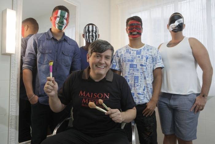 Ed faz sucesso entre as famosas e foi o responsável pela maquiagem dos modelos da capa da vitória do Flamengo