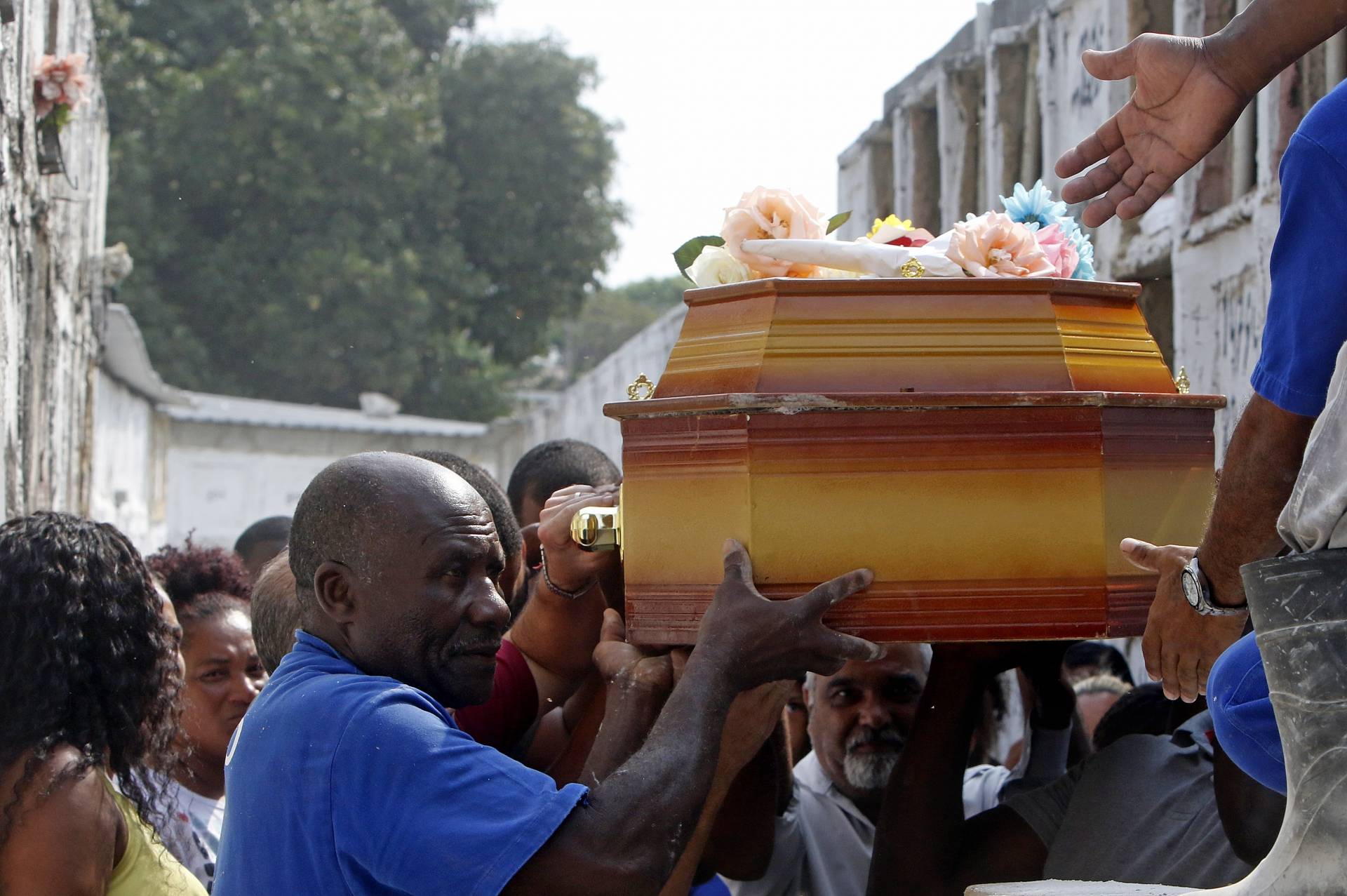 Rio de Janeiro - RJ  - 25/10/2019 - Sepultamento -  Foi sepultada na tarde de hoje, Lorrana Madalena da Luz, no cemiterio tanque do Anil, em Duque de Caxias, Baixada Fluminense -  foto: Reginaldo Pimenta / Agencia O Dia