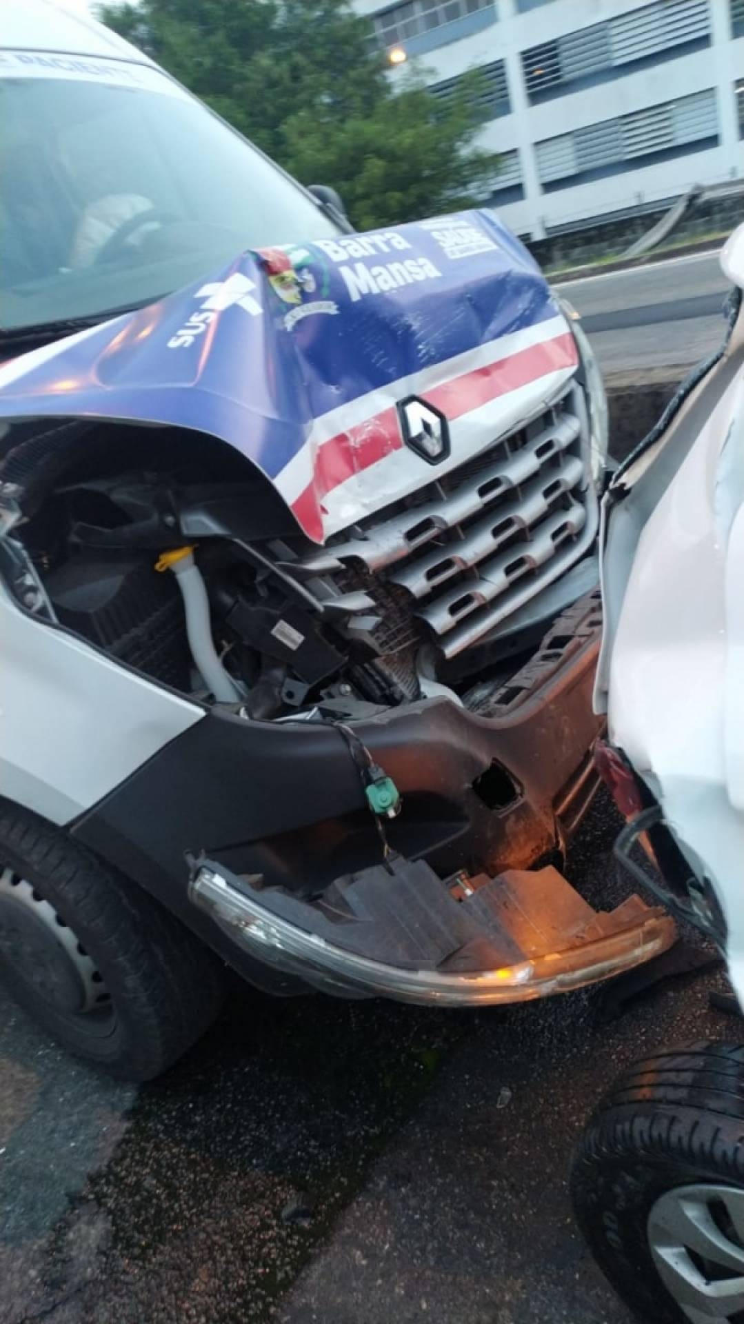 Uma van do sistema de saúde da Prefeitura de Barra Mansa também estava envolvida no acidente