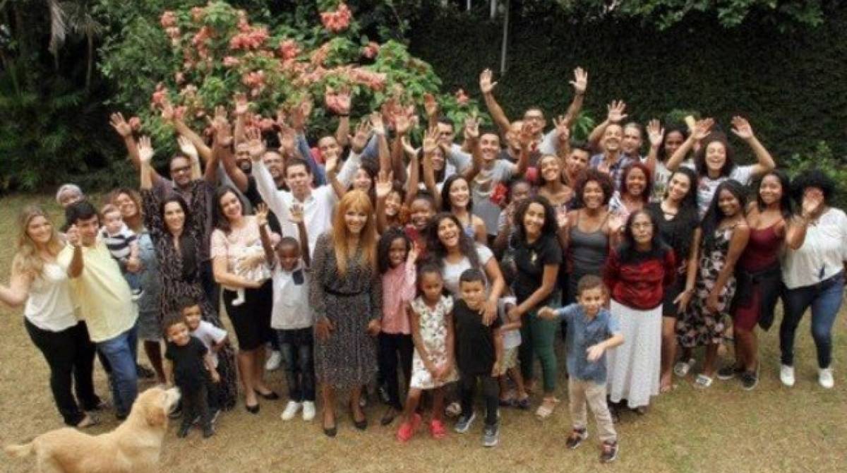 Família aparece completa em fotografia - Reprodução