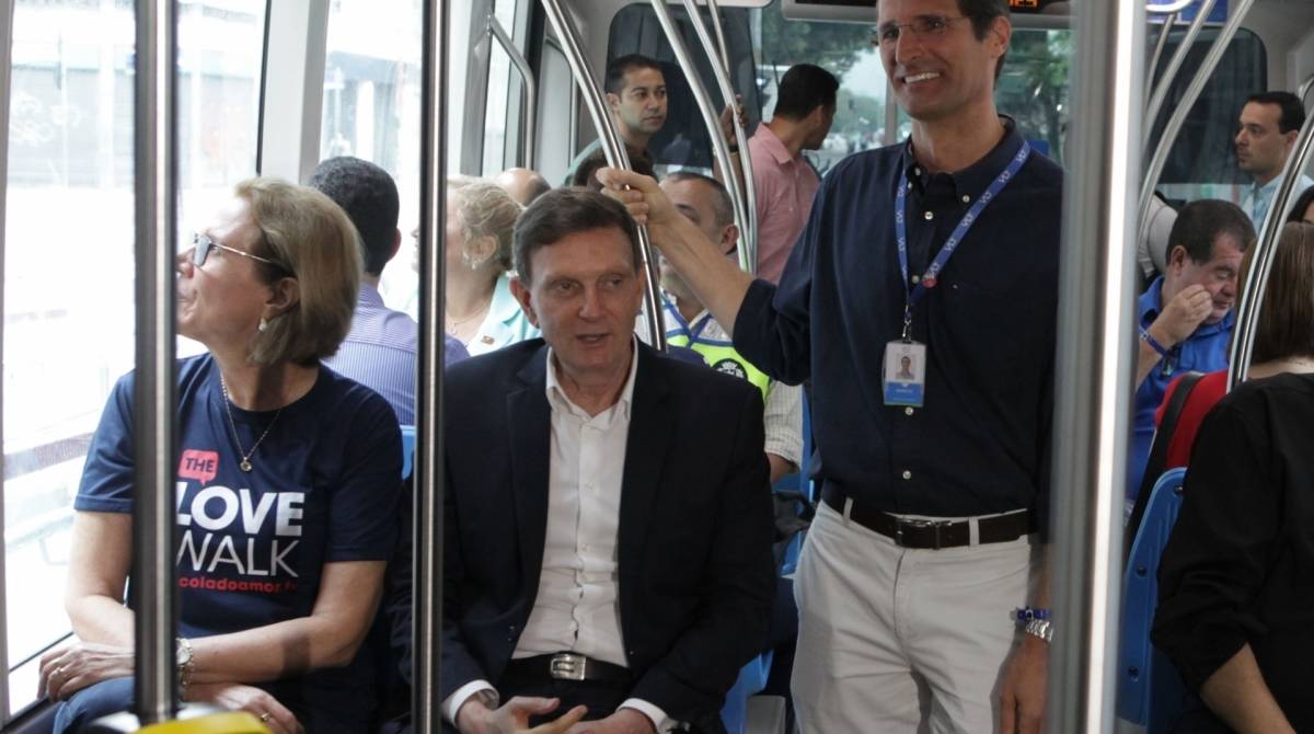 Rio, 26/10/2019, Prefeito Marcelo Crivela com a primeira dama Sylvia Jane e o Diretor do VLT carioca, Marcio Hannas  entregam a linha 3 do VLT. Centro do Rio. Foto: Ricardo Cassiano/Agencia O Dia.