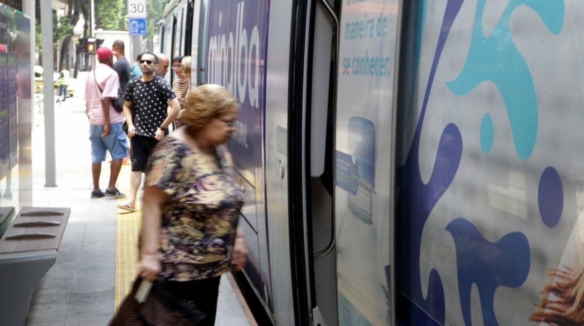 Rio, 26/10/2019, Prefeito Marcelo Crivela com a primeira dama Sylvia Jane e o Diretor do VLT carioca, Marcio Hannas  entregam a linha 3 do VLT. Centro do Rio. Foto: Ricardo Cassiano/Agencia O Dia.