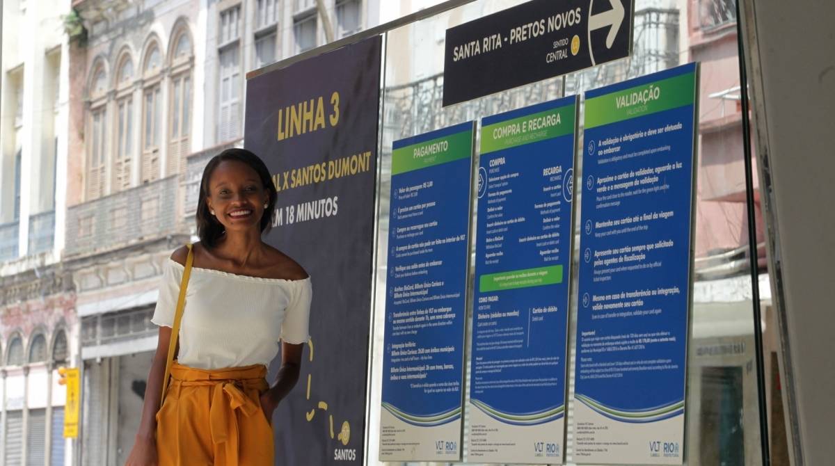 Rio, 26/10/2019, Prefeito Marcelo Crivela com a primeira dama Sylvia Jane e o Diretor do VLT carioca, Marcio Hannas  entregam a linha 3 do VLT. Centro do Rio. Na foto passageira, Taynara CabralFoto: Ricardo Cassiano/Agencia O Dia.