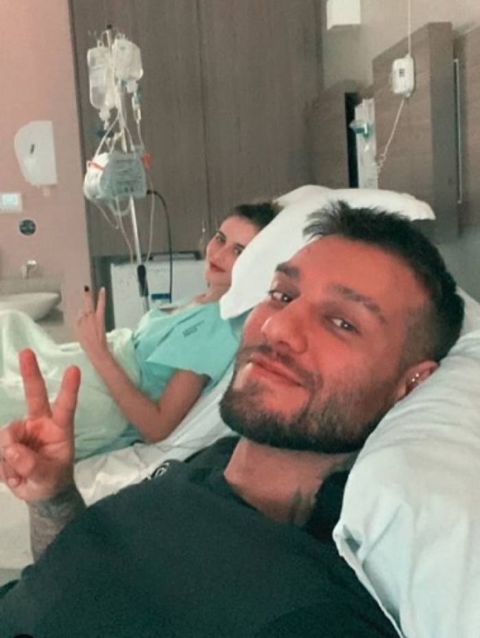 Lucas Lucco aparece na cama do hospital ao lado da noiva