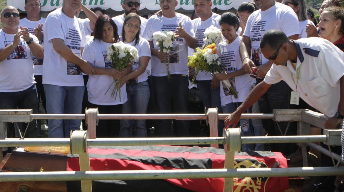 Rio,27/10/2019 -SULACAP-Cemiterio Jardim da Saudade, Sepultamento de Jonatan Martins motociclista morto aposser atropelado, na foto. pai , Jorge Ferreira Martins , mae e irmao.Foto: Cléber Mendes/Agência O Dia