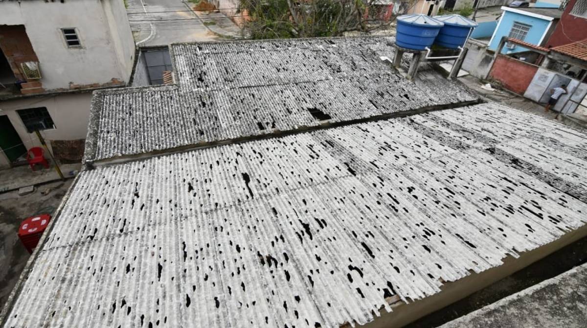 Os telhados de algumas casas ficaram muito danificados 