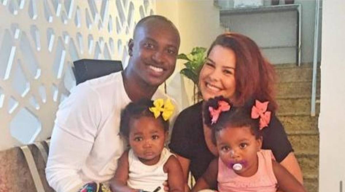Thiaguinho e Fernanda Souza com as afilhadas