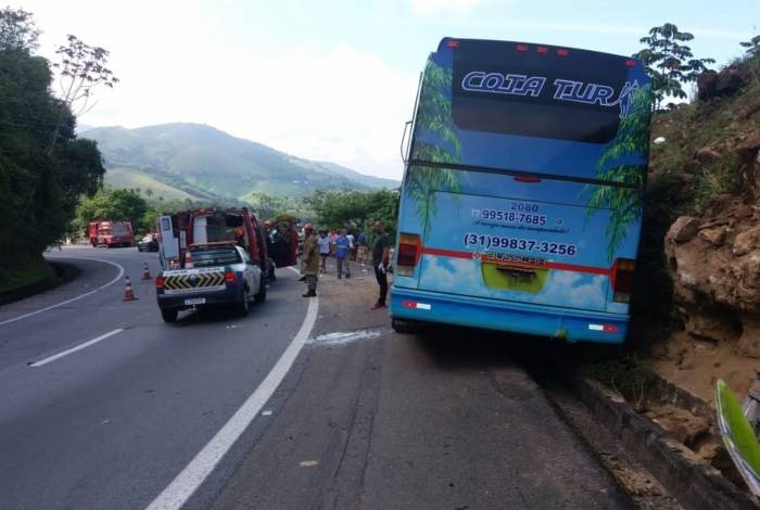 Acidente com ônibus interdita Serra de Petrópolis
