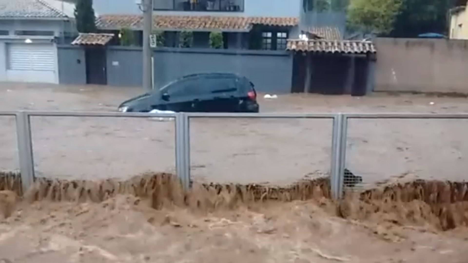 Vídeo: temporal transforma ruas em rios de granizo em Minas Gerais