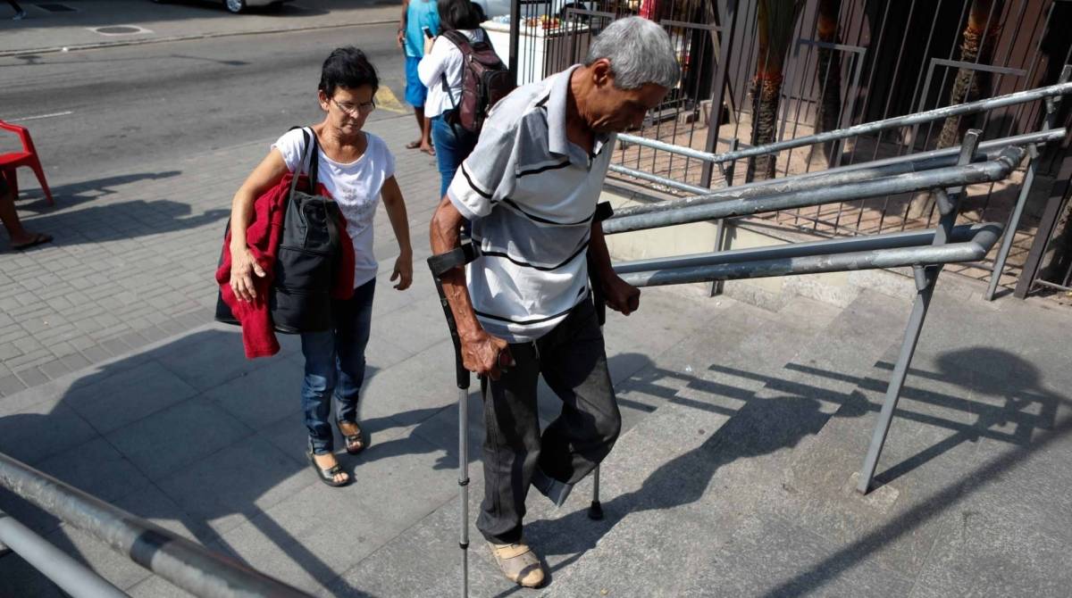 Rio, 25/10/2019, Situacao do transito na Avenida Brasil na altura do INTO apos mudancas nas vias, na foto Luis ventura e sua esposa Jupiara Fernandes, foto de Gilvan de Souza / Agencia O Dia