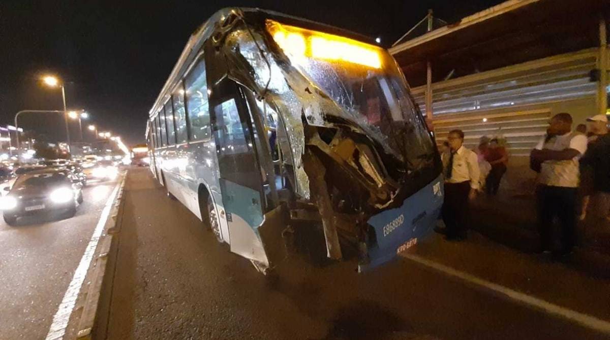 Acidente no BRT, na estação Gláucio Gil 