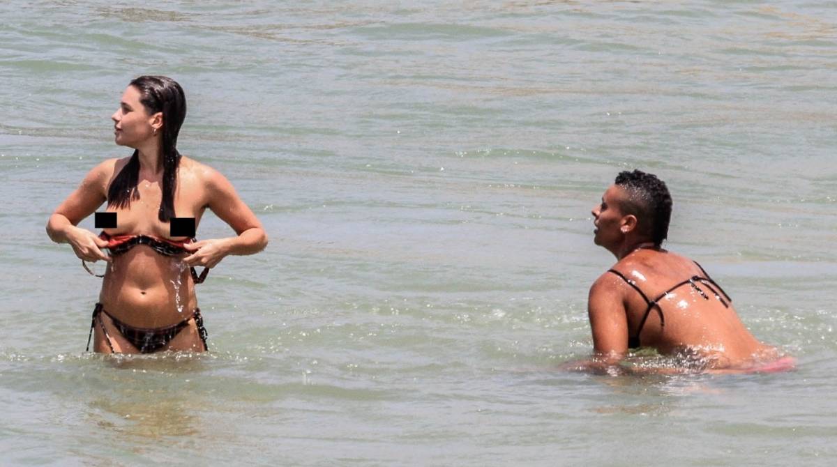 Bruna Linzmeyer deixa seios à mostra na praia