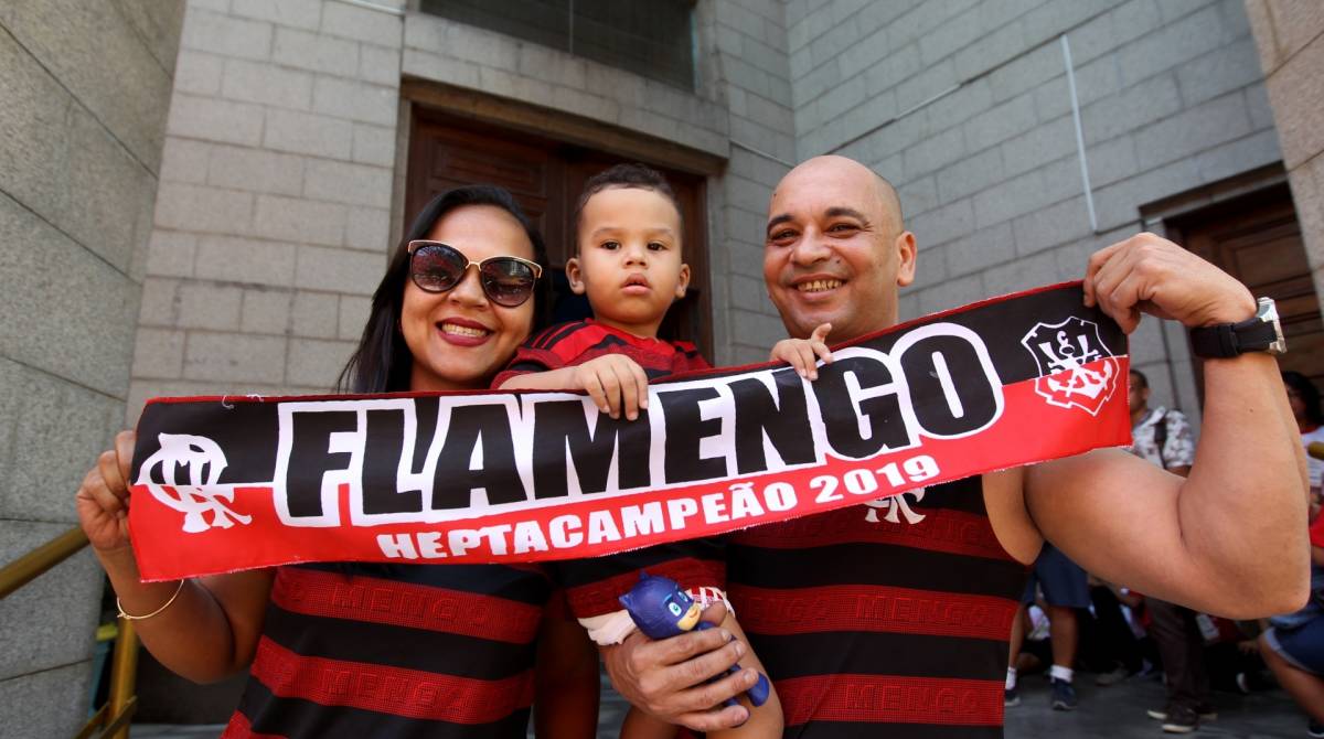 Rio de Janeiro 28/10/2019 - Flamengista vao a Igreja de Sao Judas Tadeu para agradecer o bom momento do Clube. Na foto acima o torcedores Hiata Anderson seu filho e sua esposa Marcele. Foto: Luciano Belford/Agencia O Dia