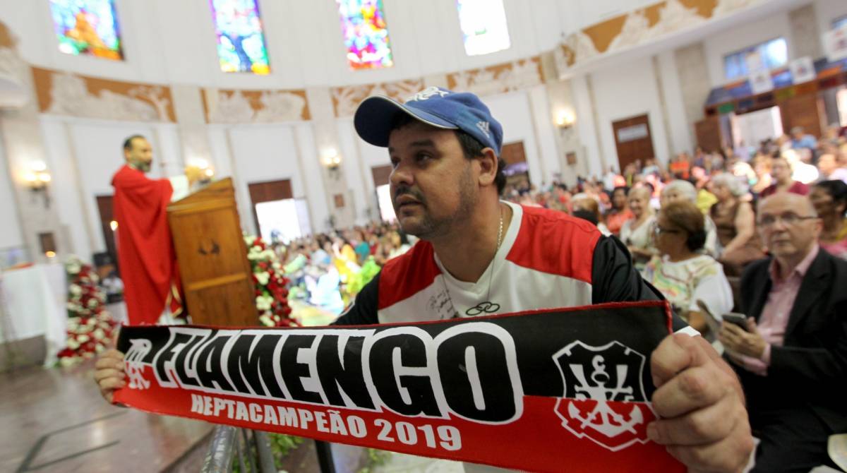 Celso Medeiros é devoto de São Jorge, mas foi agradecer a São Judas Tadeu pelo momento do Flamengo, na briga pelo hepta e pela Liberta - fOTOS: Luciano Belford