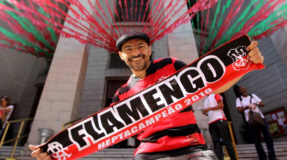 Rio de Janeiro 28/10/2019 - Flamengista vao a Igreja de Sao Judas Tadeu para agradecer o bom momento do Clube. Na foto acima o torcedor Wagner Guimaraes. Foto: Luciano Belford/Agencia O Dia