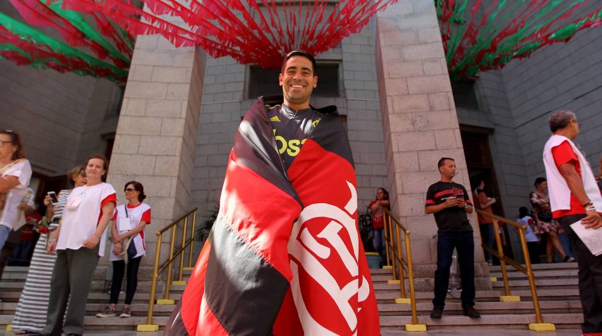 Rio de Janeiro 28/10/2019 - Flamengista vao a Igreja de Sao Judas Tadeu para agradecer o bom momento do Clube. Na foto acima o torcedor Thiago Vasconcellos. Foto: Luciano Belford/Agencia O Dia