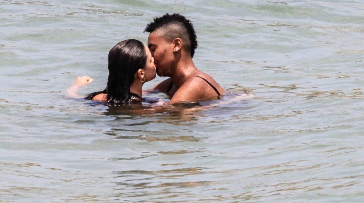 Bruna Linzmeyer namora na praia